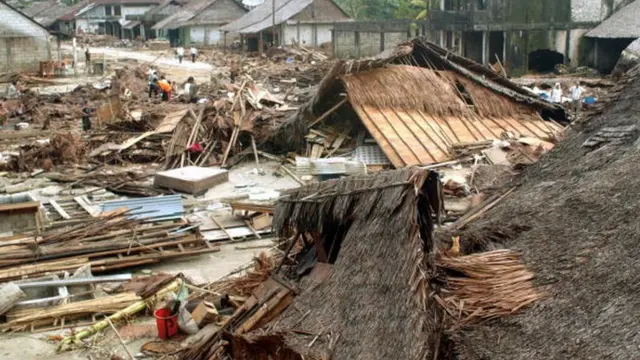 ఇండోనేసియాలో సుమత్రా దీవుల్లో సిరోంబు గ్రామంలో 2004లో వచ్చిన సునామీ ధాటికి ధ్వంసమైన ఇళ్లు
