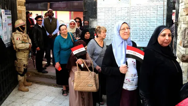 ناخبين أمام مراكز الاقتراع للإدلاء بأصواتهم