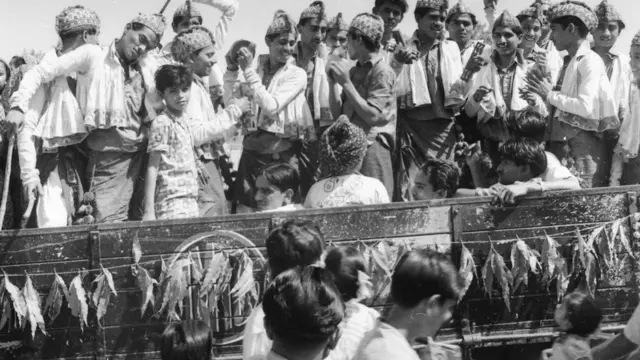 અમ્યુકોના ટ્રકમાં બેસી ઉજવણી કરી રહેલા લોકોની તસવીર