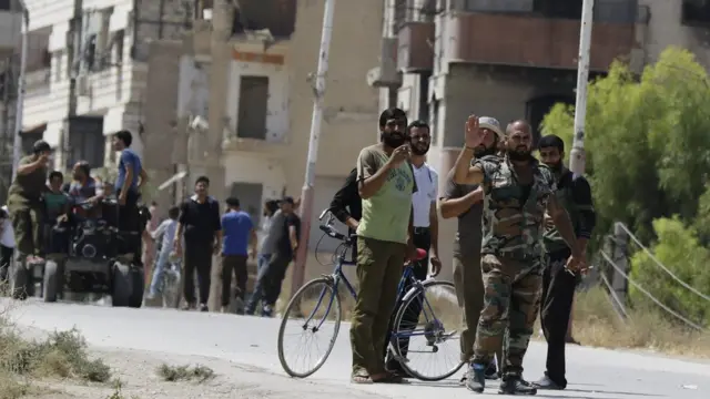 Deraya'da Suriye askeri ile muhalifler çatışmasızlık sürecinde.