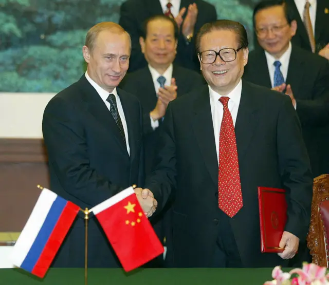 Vladimir Poutine puis le président chinois Jiang Zemin