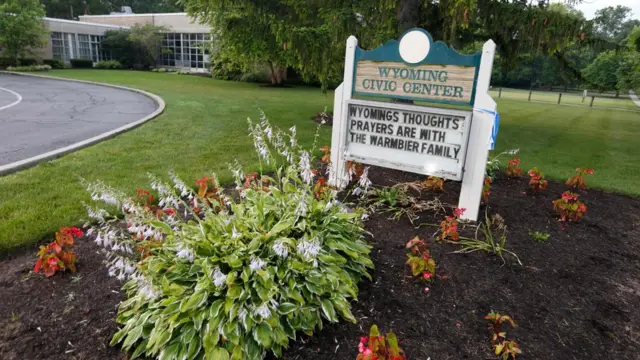 Cartel que dice "Los pensamientos y oraciones de Wyoming están con la familia Warmbier"