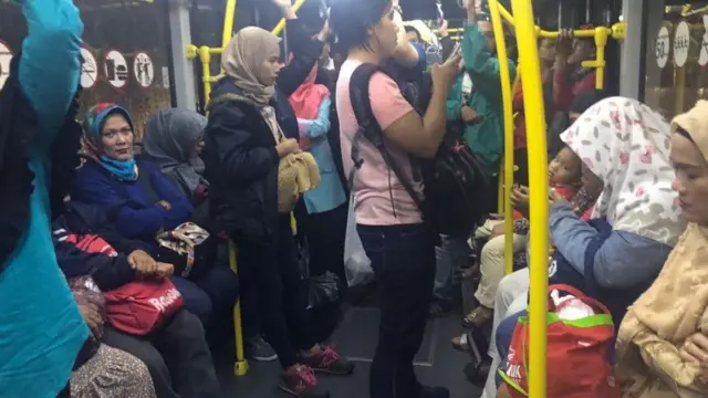 Khoang trước dành cho phụ nữ và người già, thông thoáng, còn hầu hết đàn ông đứng chen chúc ở phía sau