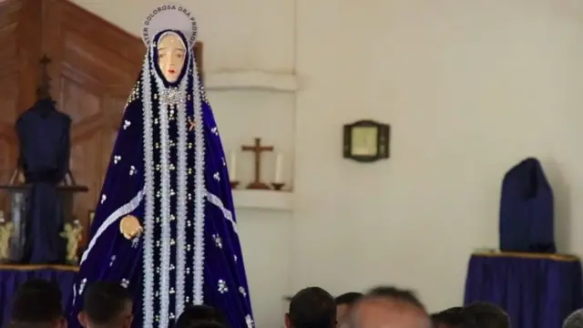 Pada Jumat Agung patung Bunda Maria diarak dari kapela Tuan Ma menuju kapela Tuan Ana