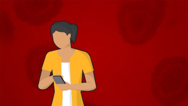 امرأة تنظر في هاتفها المحمول