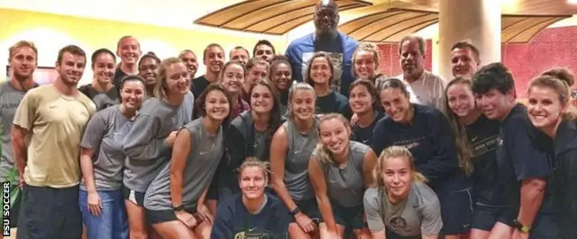 Las jugadoras de FSU y Shaquille O'Neal (Crédito: FSU Soccer).