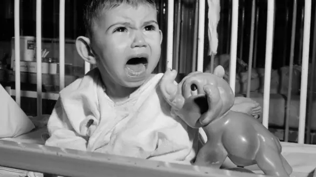 کچھ ماہرین کہتے ہیں کہ یہ ایک خیالی بات ہے کہ بچوں کو رات بھر جاگنا نہیں چاہیے