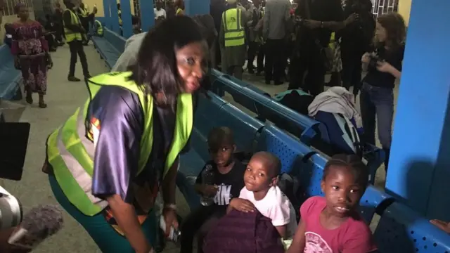 Abike Dabiri bụ onyeisi ngalaba n'ahụ maka ndị Naịjiria nọ na mba ofesi nọkwa n'ọdọ ụgbọelu ahụ ịnabata ha.