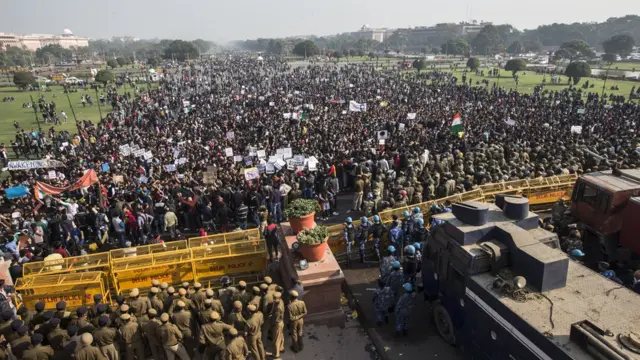 सरकारच्या सत्ताकांक्षेला मर्यादा घालण्यासाठी नागरी समाजानं सक्रीय व्हायला हवे.