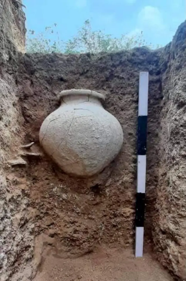 கிருஷ்ணகிரி மாவட்டம் மயிலாடும் பாறையில் கிடைத்த பானை.