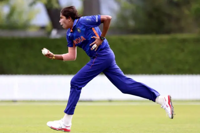 બેટિંગમાં મિતાલીએ જ કમાલ કરી છે તેવી જ કમાલ બૉલિંગમાં ઝુલન ગોસ્વામીના નામે છે.