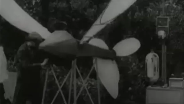 Mtazamo wa kwanza wa matumizi ya ndege zisizo na rubani vitani unapatikana katika filamu ya 'The Airship Destroyer' ya mkurugenzi wa Uingereza Walter R. Booth mwaka wa 1909.