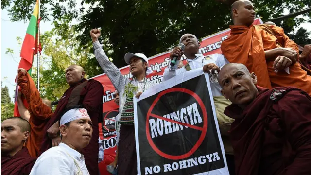 Monks and supporters ò Mbatha