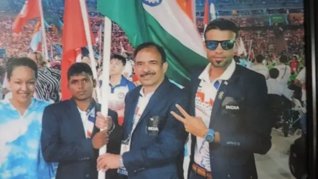 मरियप्पन की भारतीय पैरालिंपियन टीम के साथ फोटो