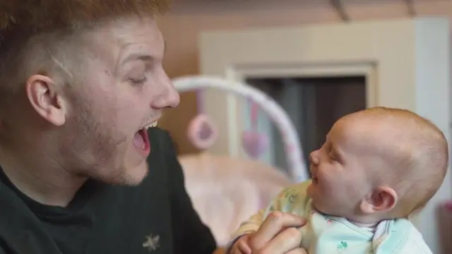 幾個月大的還愛就會逗大人笑。