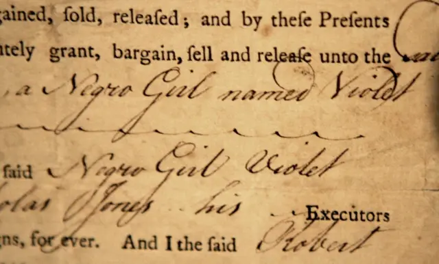 Un formulario de transacción de propiedad muestra la venta de una "niña negra llamada Violeta" en una exhibición de la Sociedad Histórica de Nueva York.