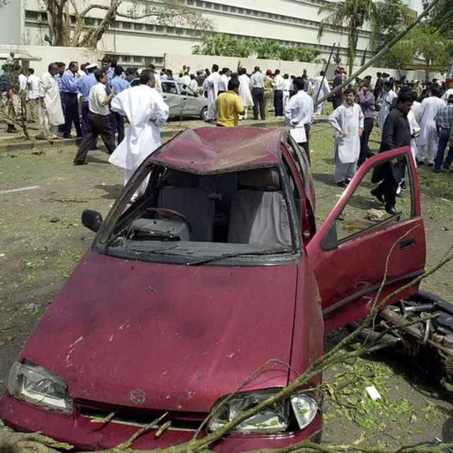 حملے میں قریب کھڑی 20 سے زائد دیگر گاڑیاں بھی تباہ ہوئیں