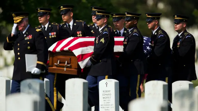 2012년 알린턴 국립묘지에 안장된 미군. 한국전쟁에서 전사한 이 미군의 유해는 1950년에 발굴되어 송환됐지만, 2011년에야 신원이 확인됐다