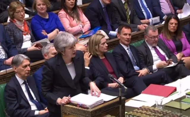 may avam kamarasında