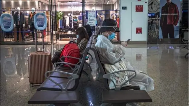 د ګڼې ګوڼې په ځایونو کې خلک لیدل کیږي چې له یوه بله لرې اوسي.