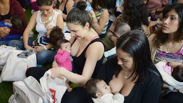 Un grupo de 137 madres durante un evento a favor de la lactancia