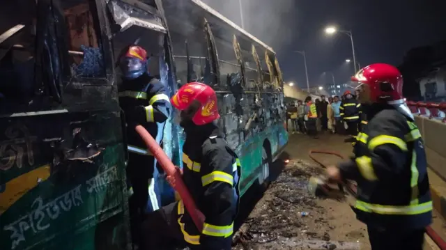 বাসে আগুন