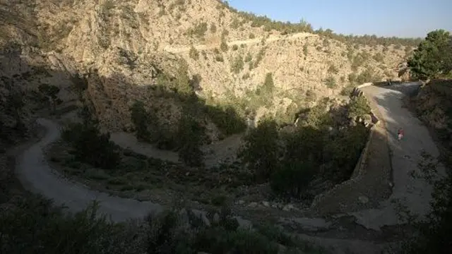 مانگی بلوچستان کے دو اضلاع ہرنائی اور زیارت کے سنگم پر واقع ہے۔