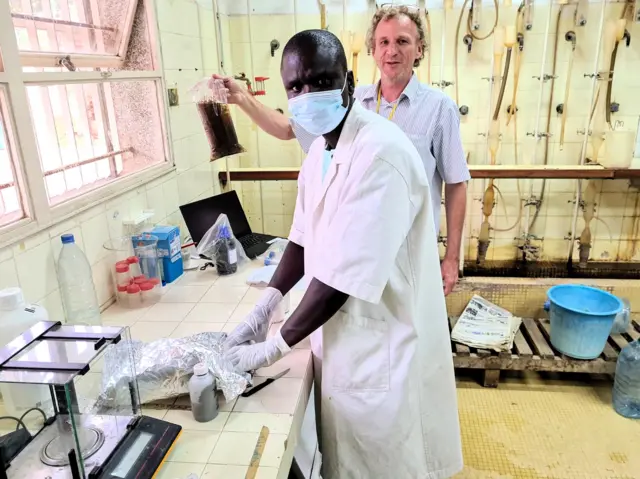 Des experts dans un laboratoire