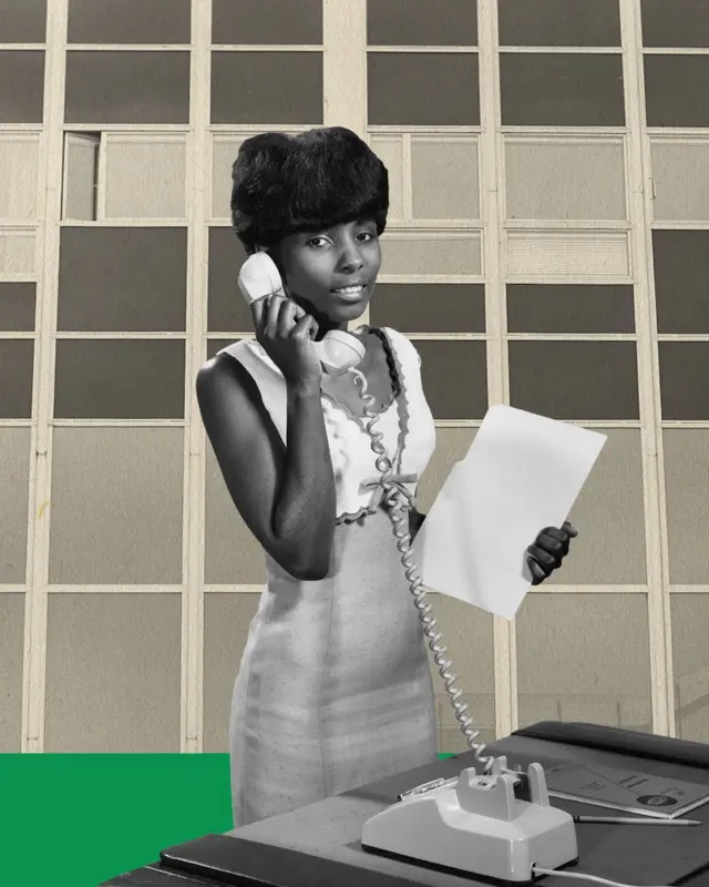 Bir kadın çevirmeli telefonda konuşuyor elinde A4 kağıdı var, kolaj dekupe bir imaj.