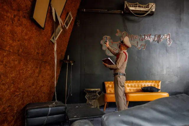 เมาท์เทน บี ผับ บุโฟมซับเสียงไว้หลายจุดทั่วอาคาร รวมถึงเพดาน