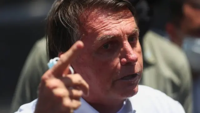 Presidente Jair Bolsonaro fala a jornalistas