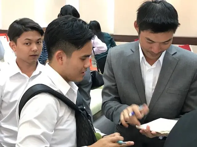 นายธนาธร จึงรุ่งเรืองกิจ