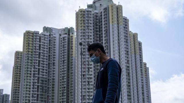香港某公屋屋邨居民戴着口罩走过（27/2/2020）
