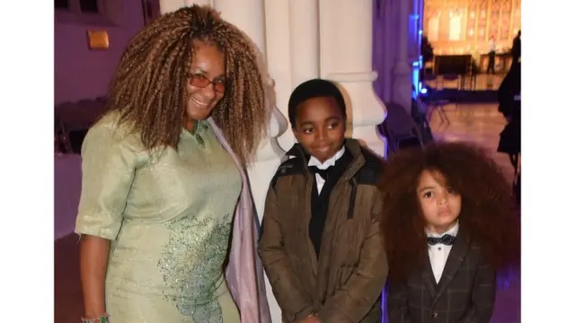 Johua , iya rẹ ati aburo