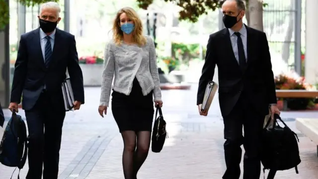 Elizabeth Holmes di pengadilan.