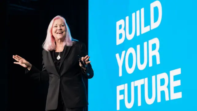 Tucker durante una charla