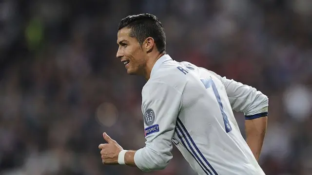 Ronaldo, vainqueur de l'Euro 2016, avec le Portugal, est le favori du Ballon d'Or France Football.