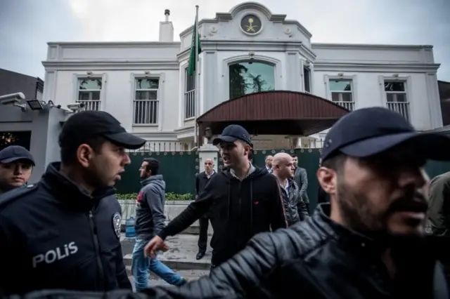 Suudi Arabistan'ın İstanbul Başkonsolosluğu önündeki polisler