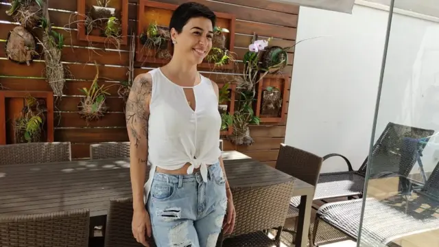 Raquel posa sorridente para foto