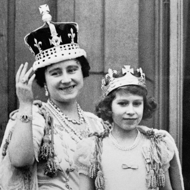 A rainha Elizabeth (a rainha-mãe) com sua filha mais velha, a princesa Elizabeth, na varanda do Palácio de Buckingham, após a coroação do rei George 6º
