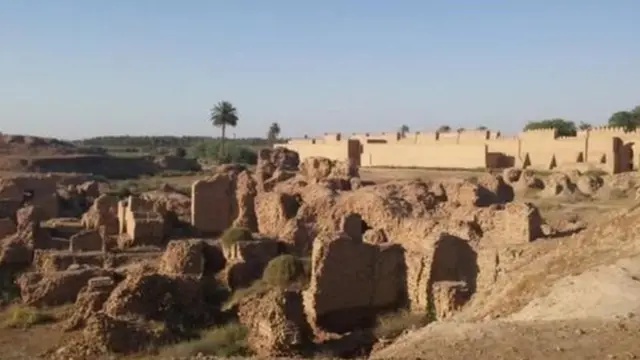 کھنڈرات کے گرد دیوار