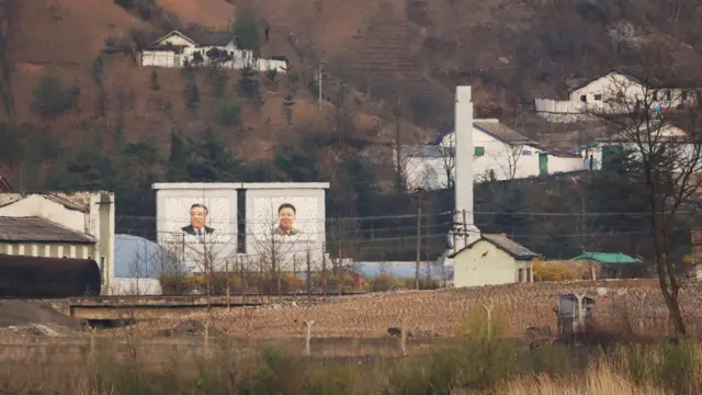 중국 단둥에서 바라본 북한 신의주에 대형 김일성, 김정일 부자 초상화가 세워져있다.