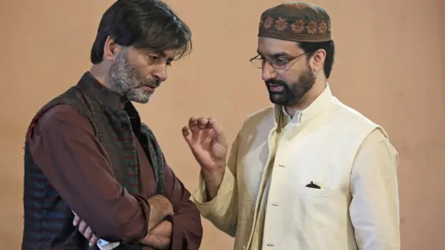 হুরিয়তের যৌথ নেতৃত্বের দুই স্তম্ভ - ইয়াসিন মালিক (বাঁয়ে) ও মিরওয়াইজ ওমর ফারুক