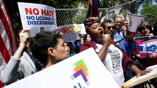 ЛГБТ-протестующие