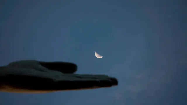Una mano y la Luna.