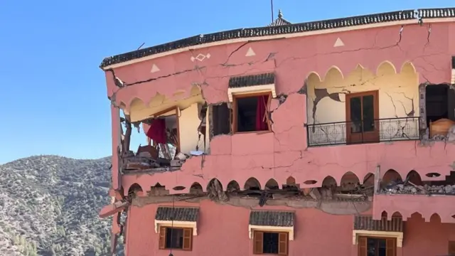 منظر لمبنى مدمر بعد الزلزال المدمر الذي ضرب المغرب