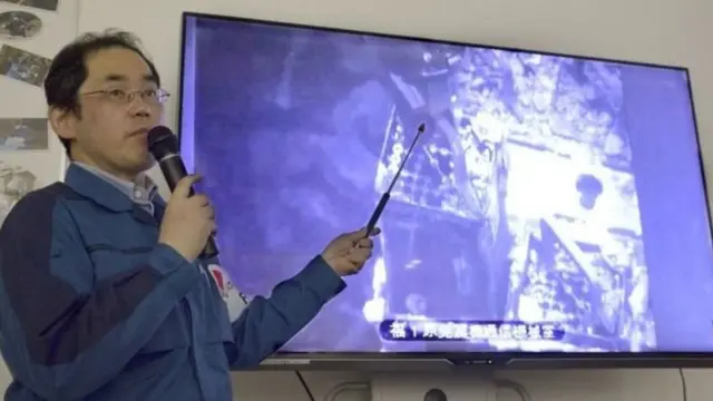 ரிமோட் கண்ட்ரோல் முறையில் இயக்கப்படும் கருவி அணு எரிபொருள் ராடினை தூக்குவதைக் காட்டும் டெப்கோ அதிகாரி.