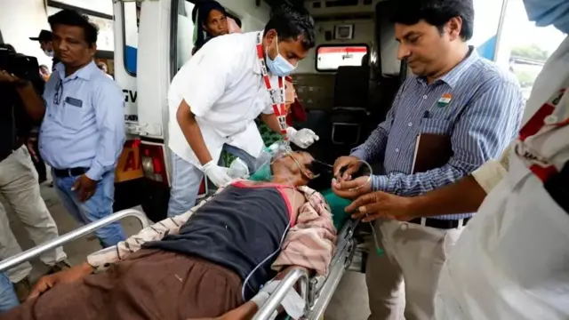 मरीजों का इलाज करते स्वास्थ्य कर्मचारी