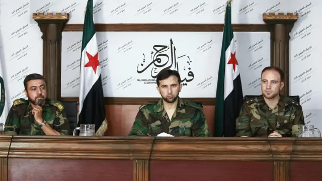 Feylak el-Rahman'ın üst düzey yöneticileri Yaser Zureykat (solda), Ebu Naim Yakup (ortada) ve Hamza Kaziz, Ağustos 2017'deki bir basın toplantısında