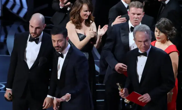 Jordan Horowitz, Jimmy Kimmel, Warren Beatty, Brian Cullinan y Martha Ruiz